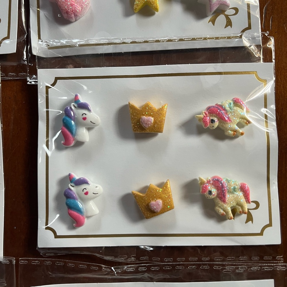 16 pairs of girls magnetic Earring Sets - Picture 5 of 7